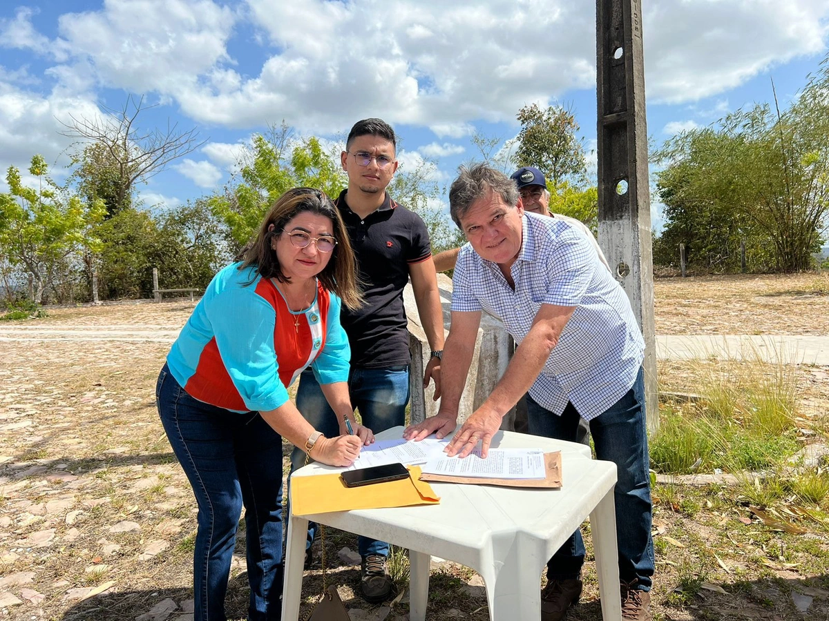 Prefeito Gustavo Medeiros assina ordem de serviço para construção de praça em União