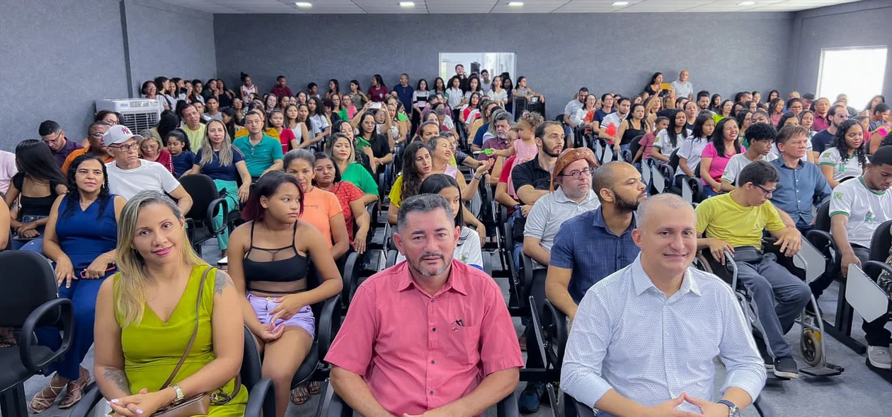 Prefeito Valdecir Júnior no auditório