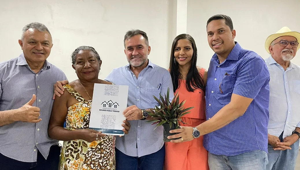 Prefeito Zé Raimundo entrega certidões de Regularização Fundiária em Oeiras