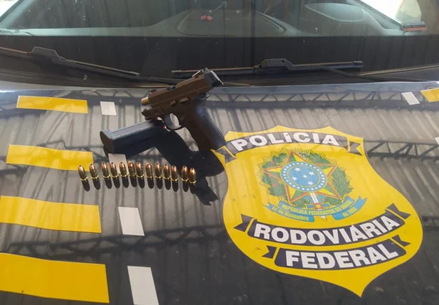 PRF prende homem que portava uma pistola Taurus, calibre .380, com carregador contendo 13 munições.