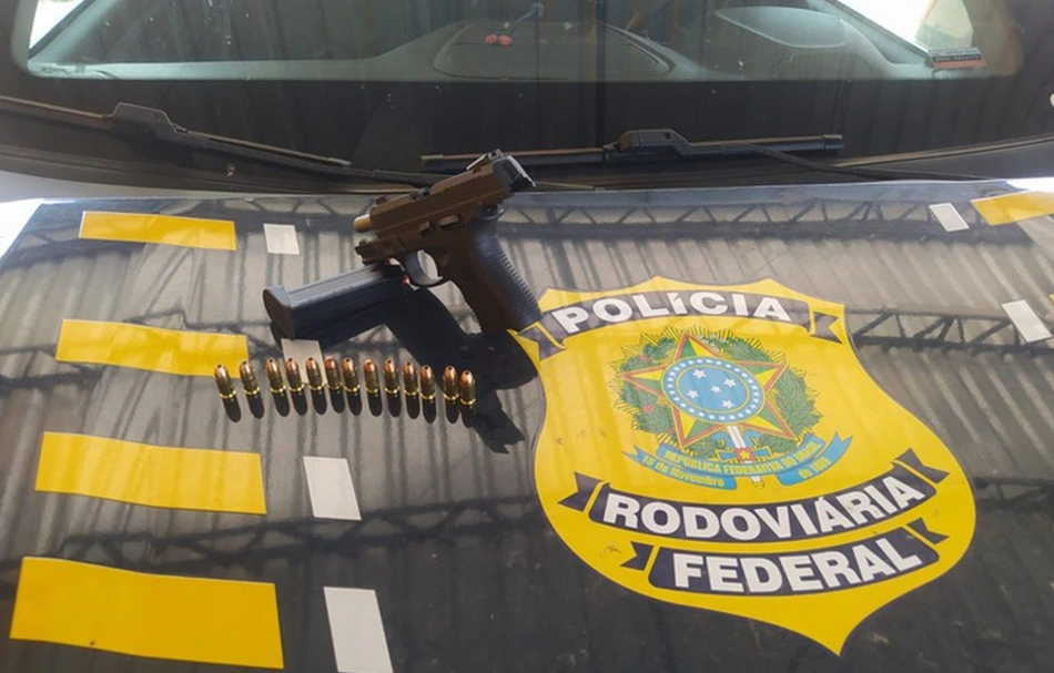 PRF prende homem que portava uma pistola Taurus, calibre .380, com carregador contendo 13 munições.