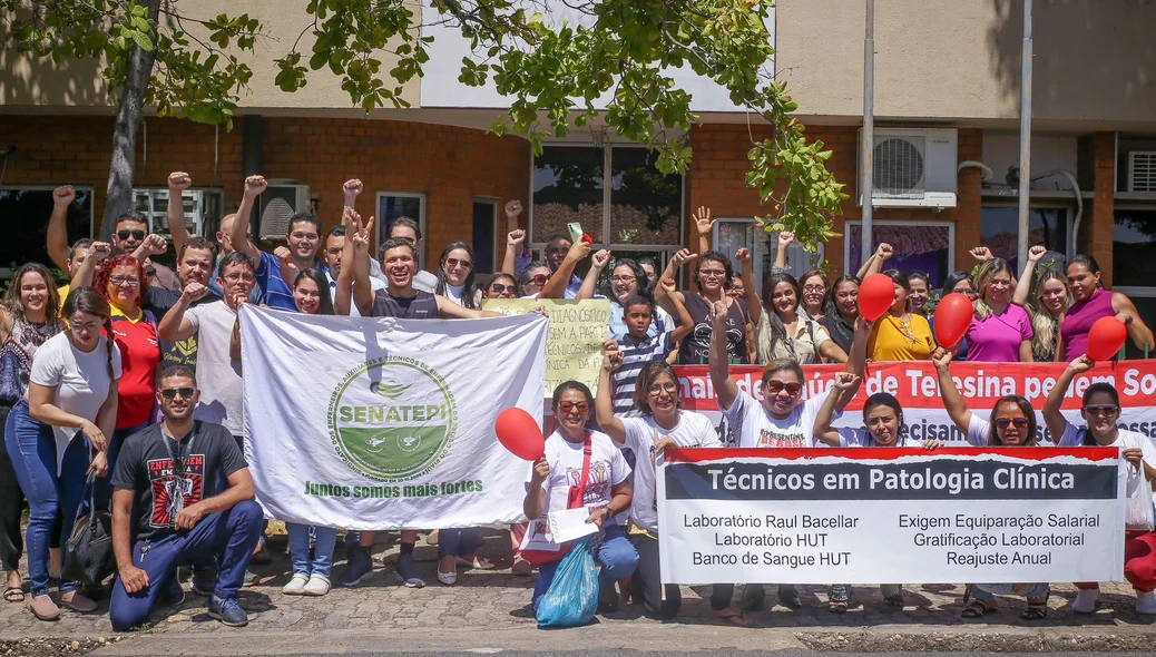 Profissionais da área da saúde realizaram uma manifestação em frente à sede da Fundação Municipal de Saúde