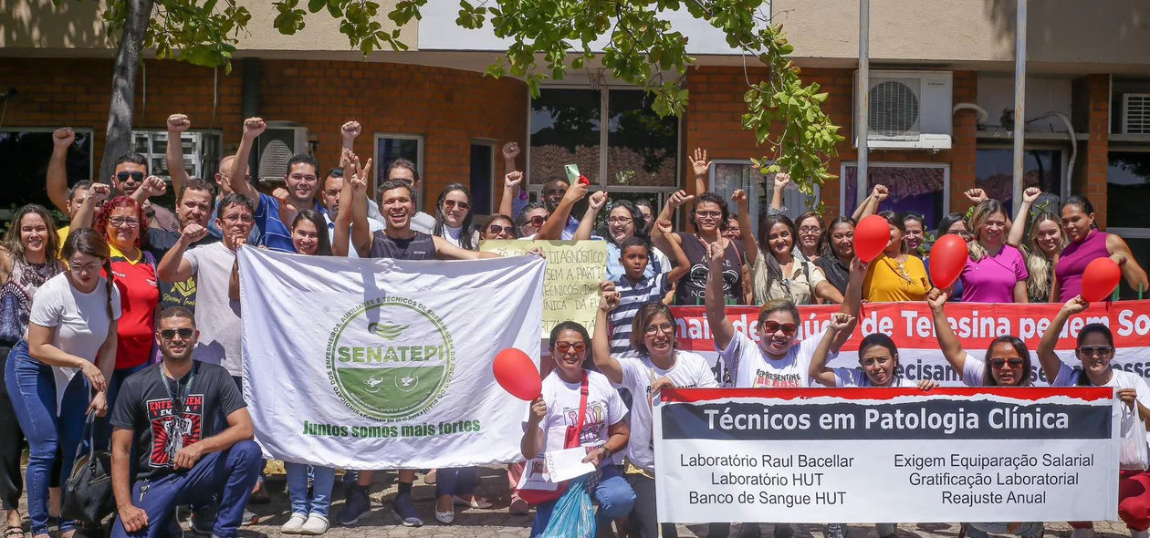 Profissionais da área da saúde realizaram uma manifestação em frente à sede da Fundação Municipal de Saúde