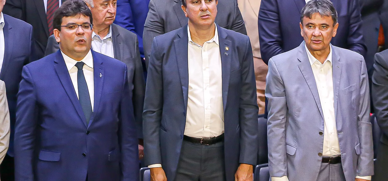 Rafael Fonteles, Camilo Santana e Wellington Dias em solenidade no Centro de Convenções de Teresina