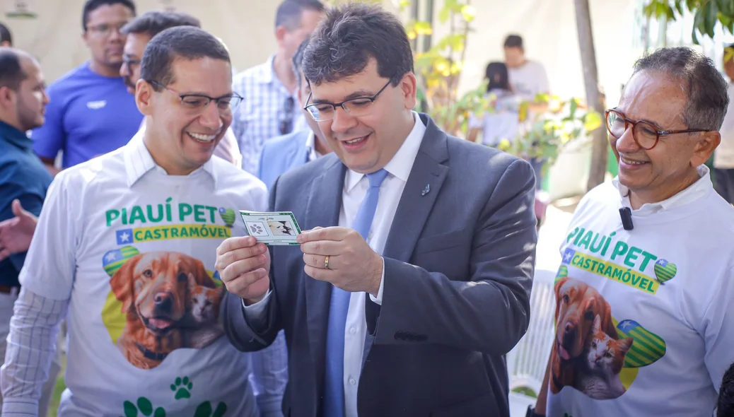 Rafael Fonteles confere carteira de identidade de pet