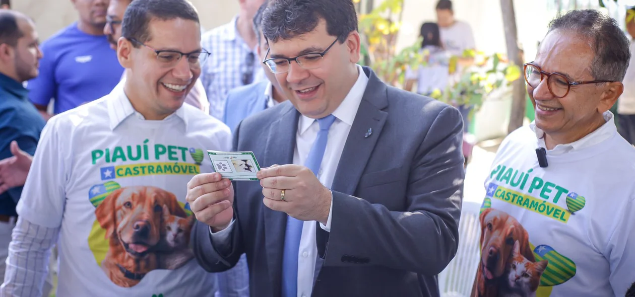 Rafael Fonteles confere carteira de identidade de pet
