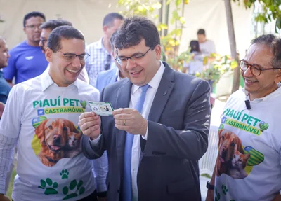 Rafael Fonteles confere carteira de identidade de pet