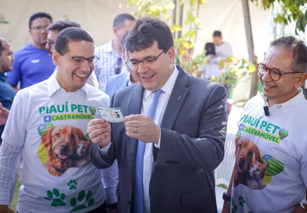Rafael Fonteles confere carteira de identidade de pet