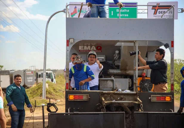 Rafael Fonteles durante inauguração de uma estrada