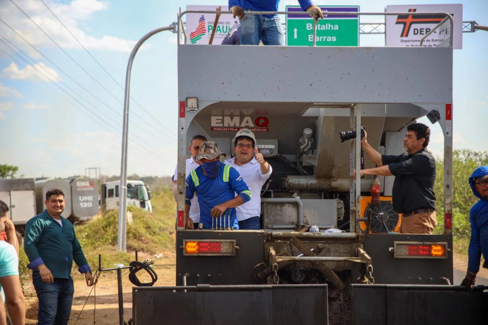 Rafael Fonteles durante inauguração de uma estrada