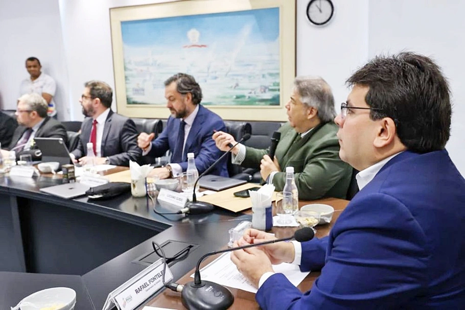 Rafael Fonteles em reunião com dirigentes de empresa alemã
