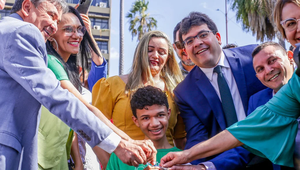 Rafael Fonteles entrega chave de veículos a instituição de apoio a pessoa com deficiência
