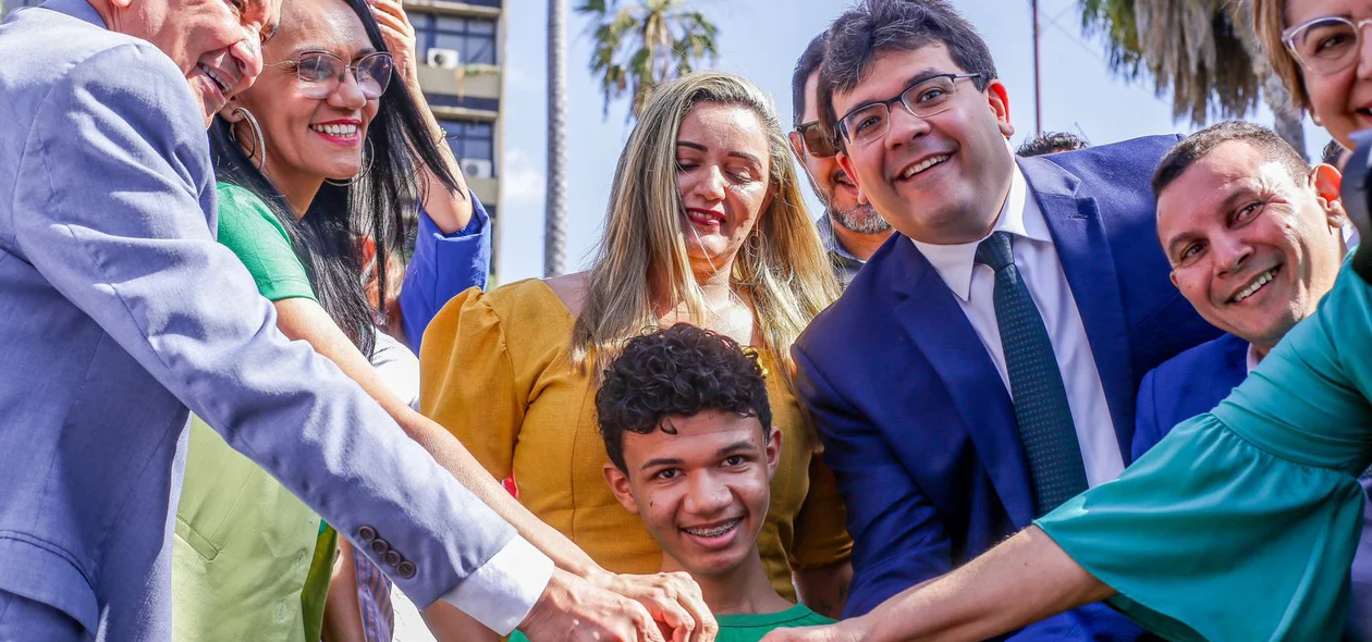 Rafael Fonteles entrega chave de veículos a instituição de apoio a pessoa com deficiência