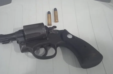 Revólver calibre 38 apreendido pelos policiais