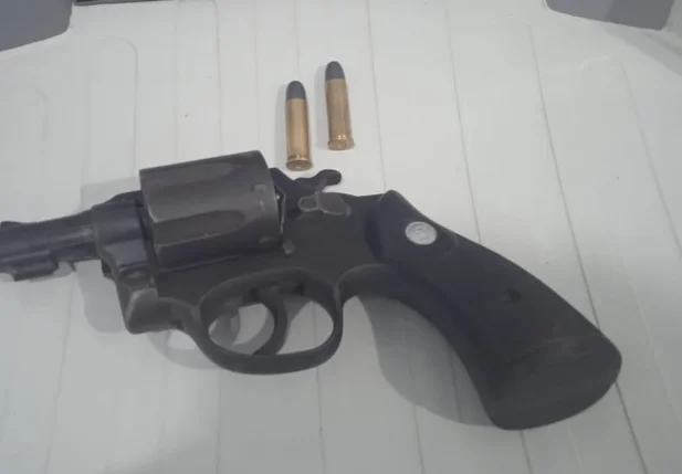 Revólver calibre 38 apreendido pelos policiais