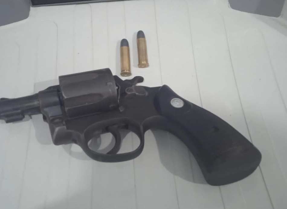 Revólver calibre 38 apreendido pelos policiais