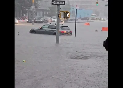 Rua alagada em Nova York