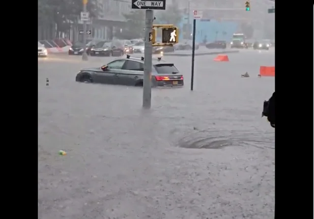 Rua alagada em Nova York
