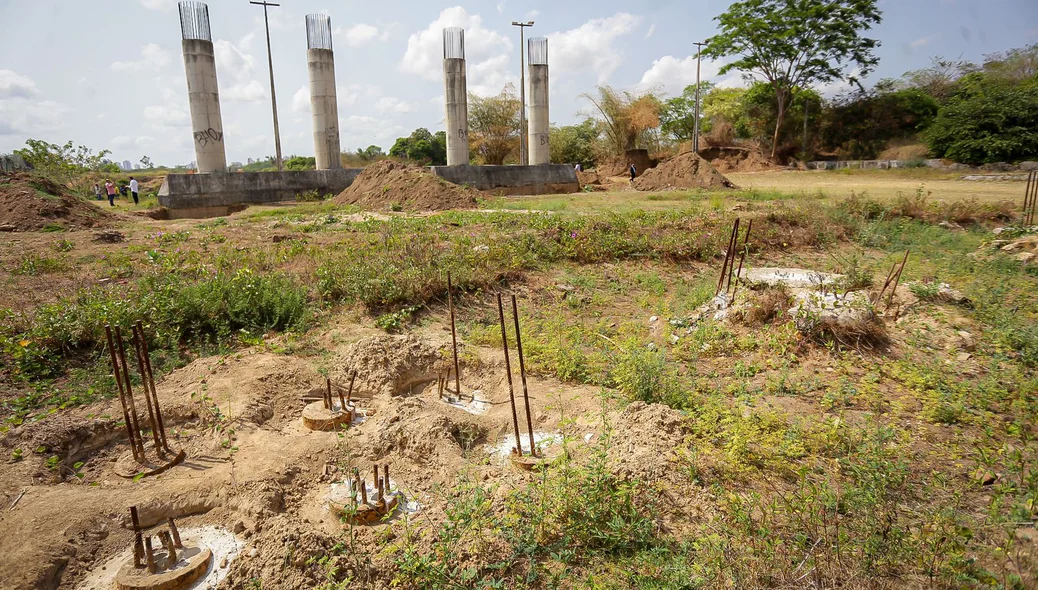 Sapatas de estrutura da ponte inacabadas