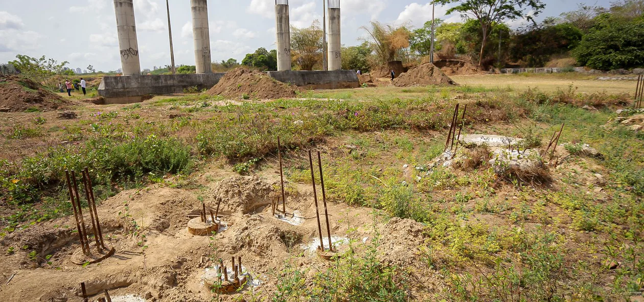 Sapatas de estrutura da ponte inacabadas