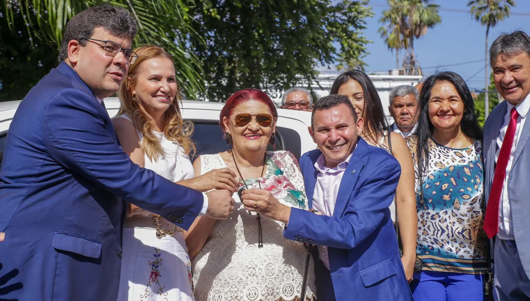 Secretário Mauro Eduardo entrega chave de veículos com Rafael Fonteles e ministro Wellington Dias