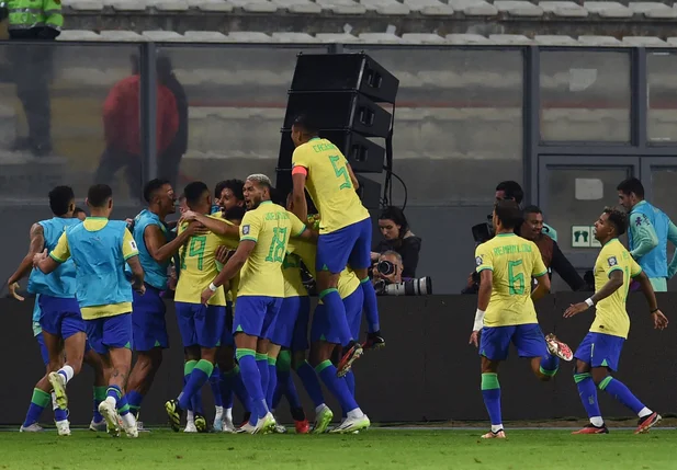 Seleção Brasileira comemora gol de Marquinhos aos 44 minutos