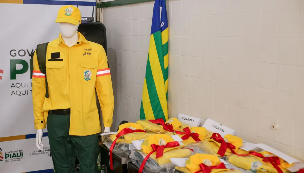 Kit de brigadistas entregues durante a solenidade