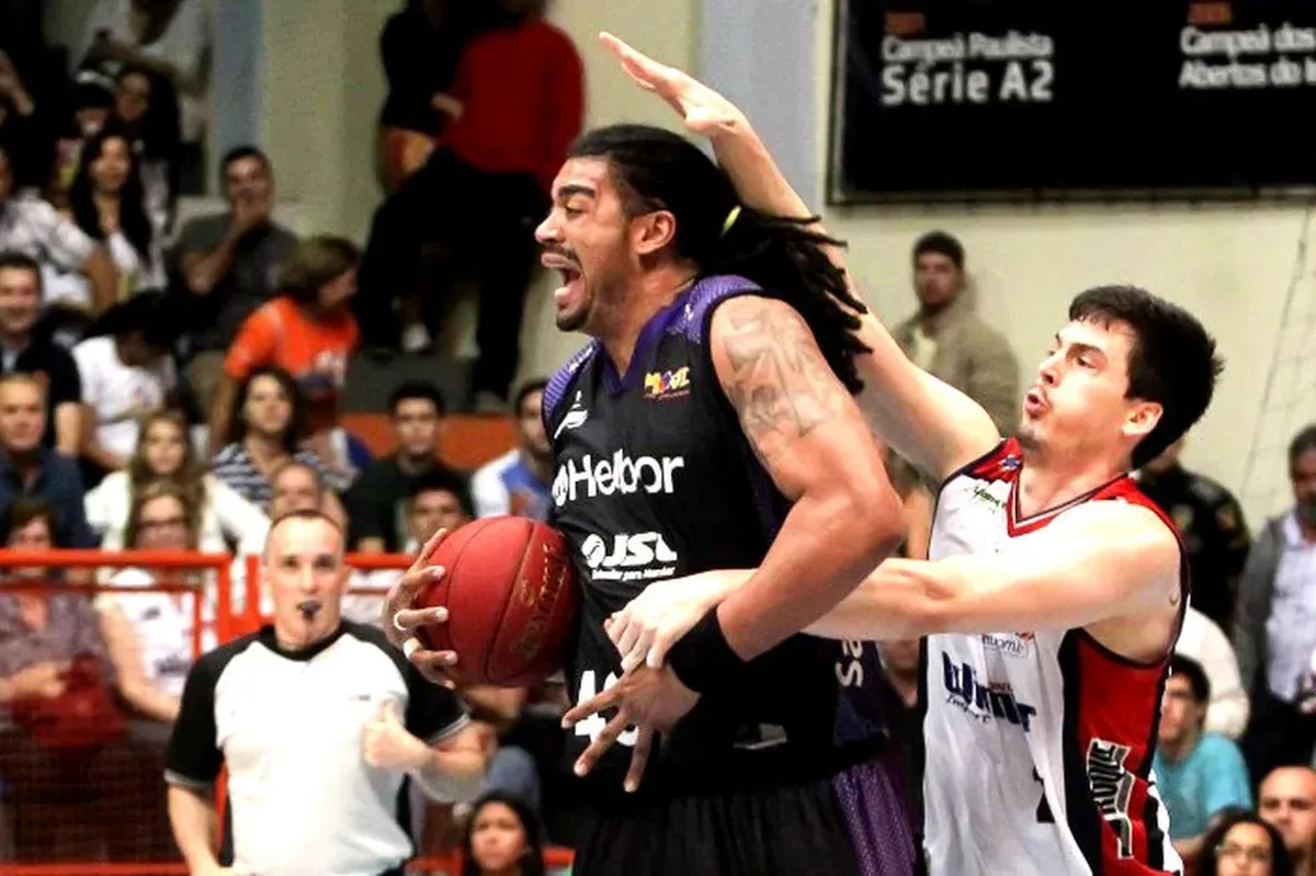 Jogador de basquete morre após sofrer parada cardíaca em jogo no Uruguai -  27/07/2020 - UOL Esporte