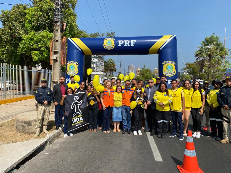 Strans promove ações educativas a motoristas e pedestres