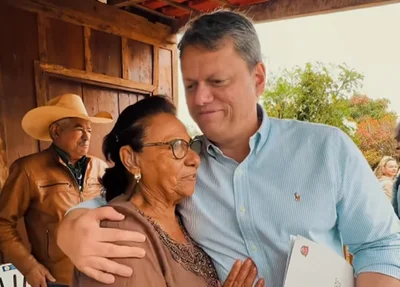 Tarcísio de Freitas entrega título de posse a assentados em São Paulo