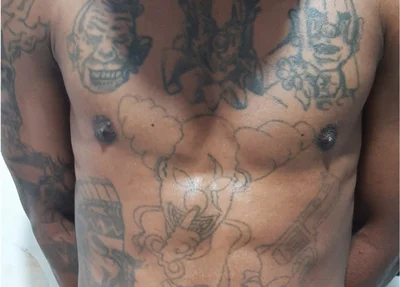 Tatuagens de palhaço no corpo do acusado