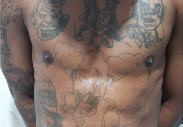 Tatuagens de palhaço no corpo do acusado