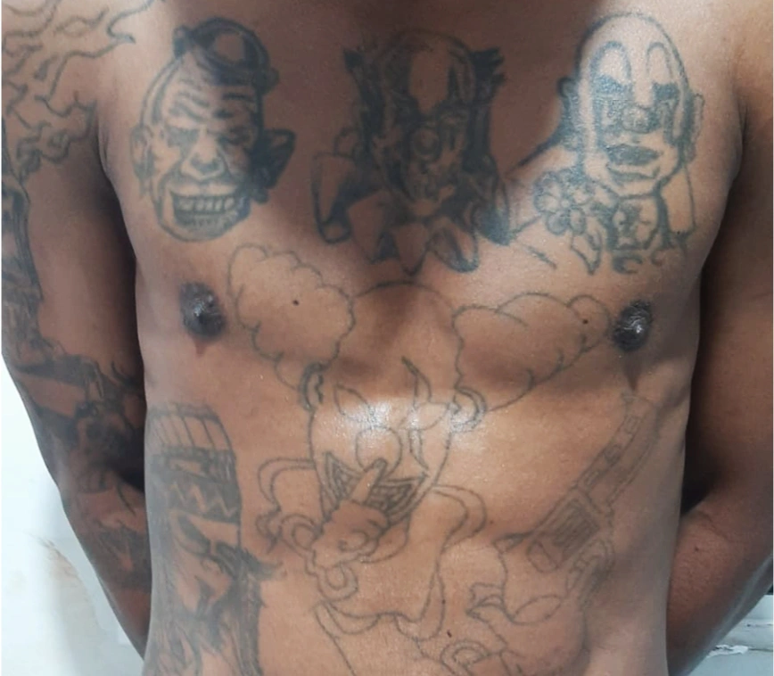 Tatuagens de palhaço no corpo do acusado