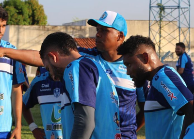 Técnico Carlos Alberto dando orientações para os jogadores do Oeirense