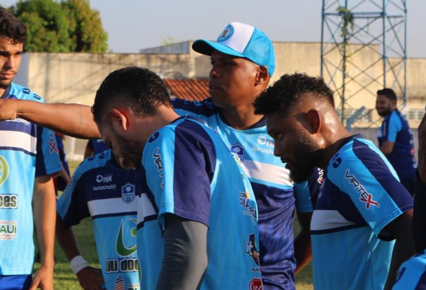 Técnico Carlos Alberto dando orientações para os jogadores do Oeirense