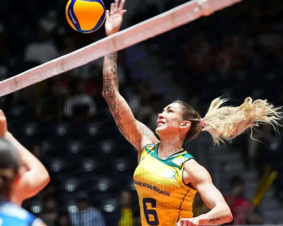 Thaisa em ataque pela seleção brasileira