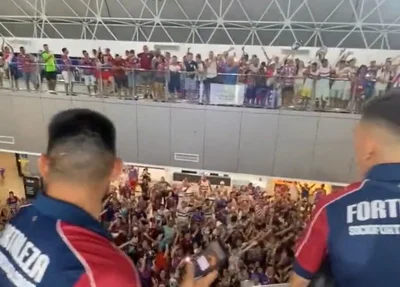 Torcedores foram até o aeroporto para o embarque do Fortaleza