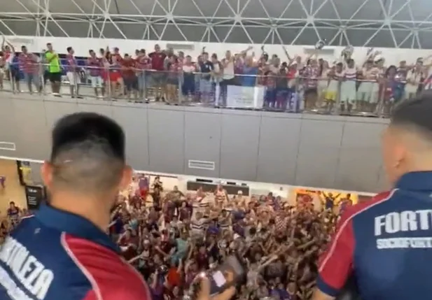 Torcedores foram até o aeroporto para o embarque do Fortaleza