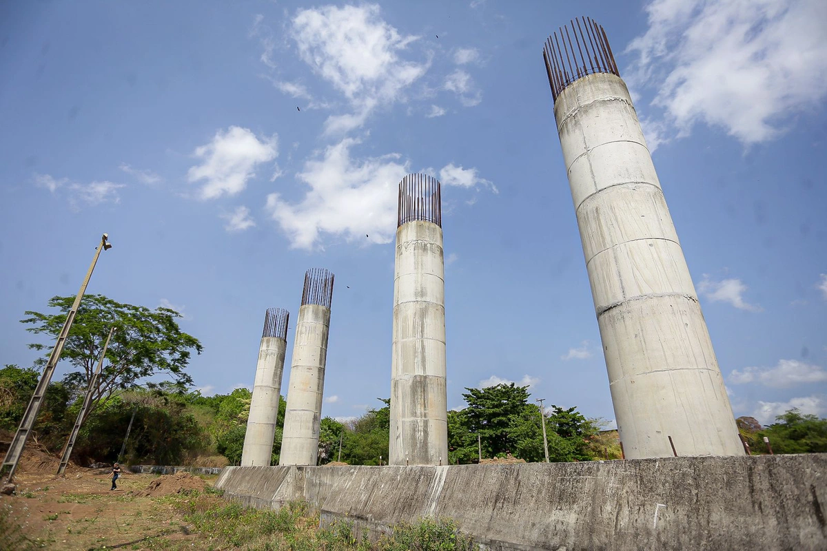 Torres de estrutura da Ponte da UFPI estão inacabadas