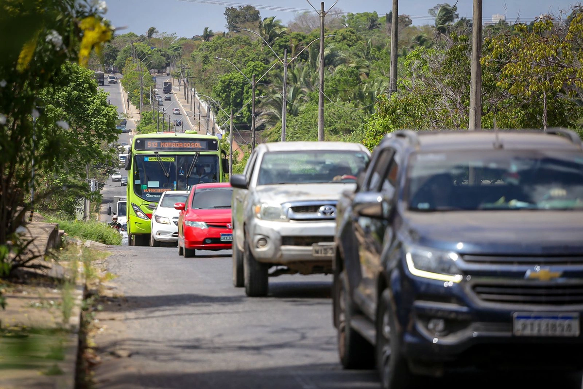 Trânsito congestionado na avenida Presidente Kennedy