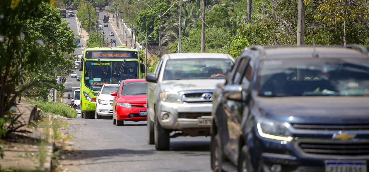 Trânsito congestionado na avenida Presidente Kennedy