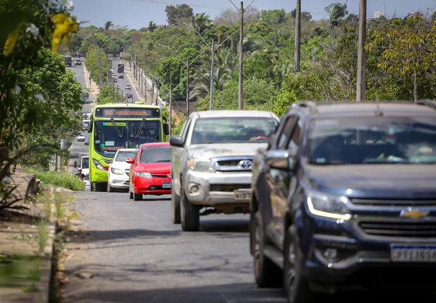 Trânsito congestionado na avenida Presidente Kennedy