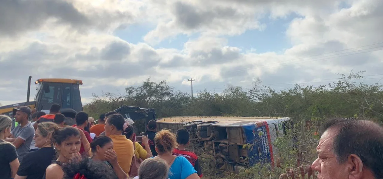 Trator utilizado para fazer a remoção do ônibus