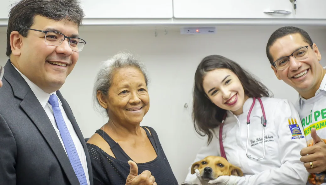 Tutores com equipe veterinária, ao lado do governador Rafael Fonteles e Daniel Oliveira