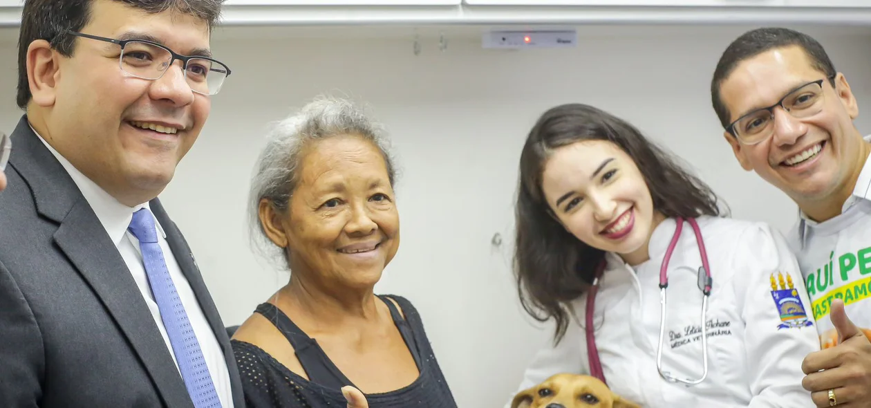 Tutores com equipe veterinária, ao lado do governador Rafael Fonteles e Daniel Oliveira