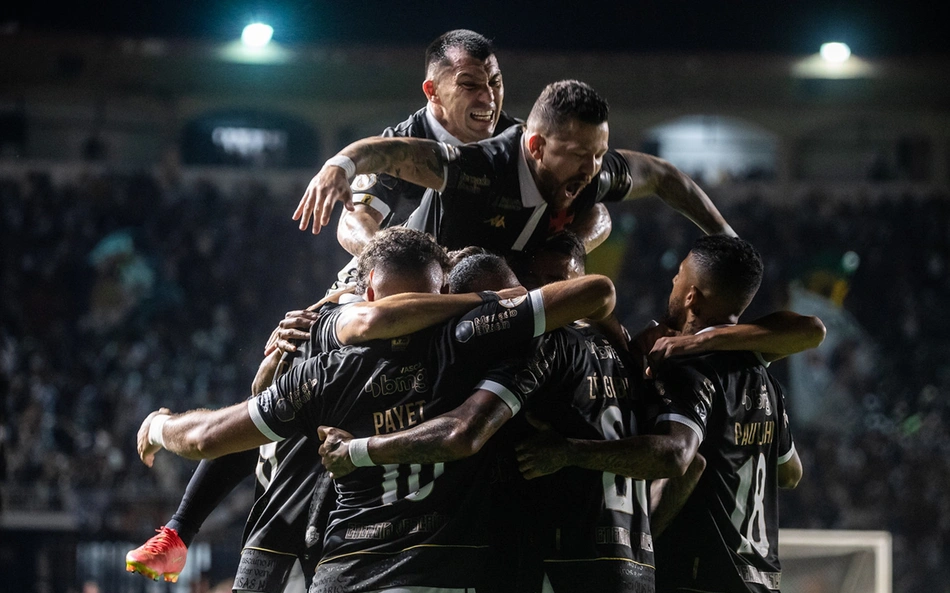 Vasco goleia Coritiba na 24ª rodada do Brasileirão