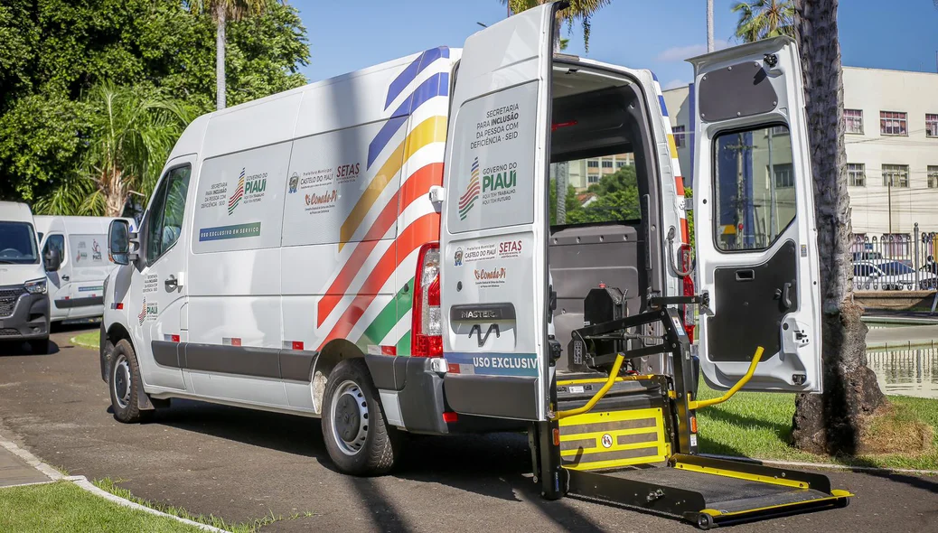 Veículo adaptado para transporte de pessoas com mobilidade reduzida