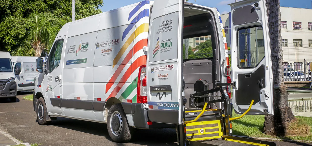 Veículo adaptado para transporte de pessoas com mobilidade reduzida