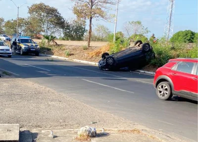 Veículo capotou na BR 316, no Lourival Parente