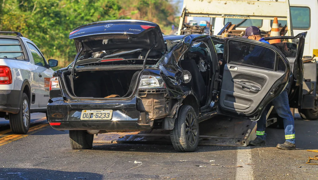Veículo ficou totalmente destruído